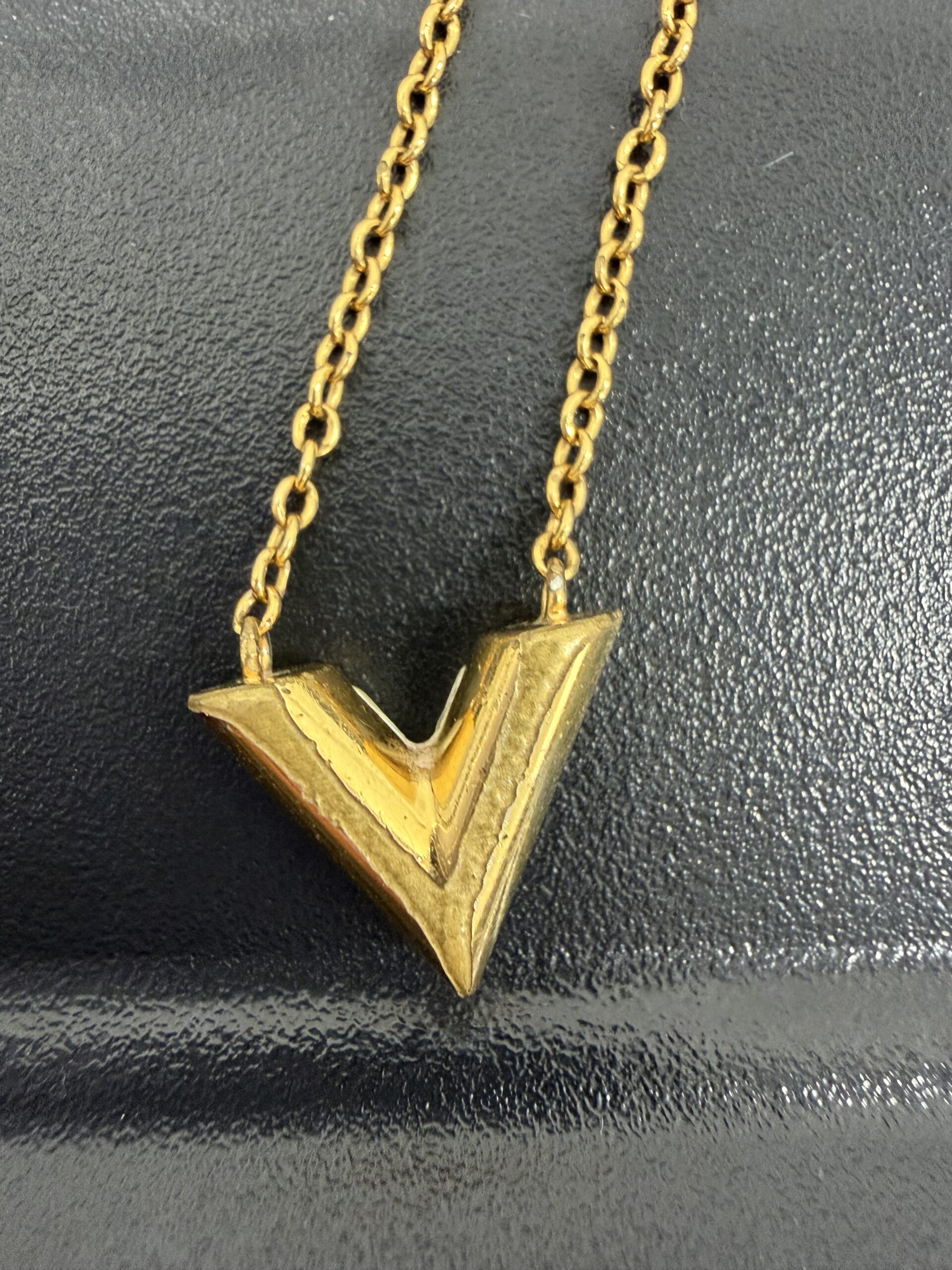 エッセンシャル Vネックレス(ゴールドカラー) 商品画像 3