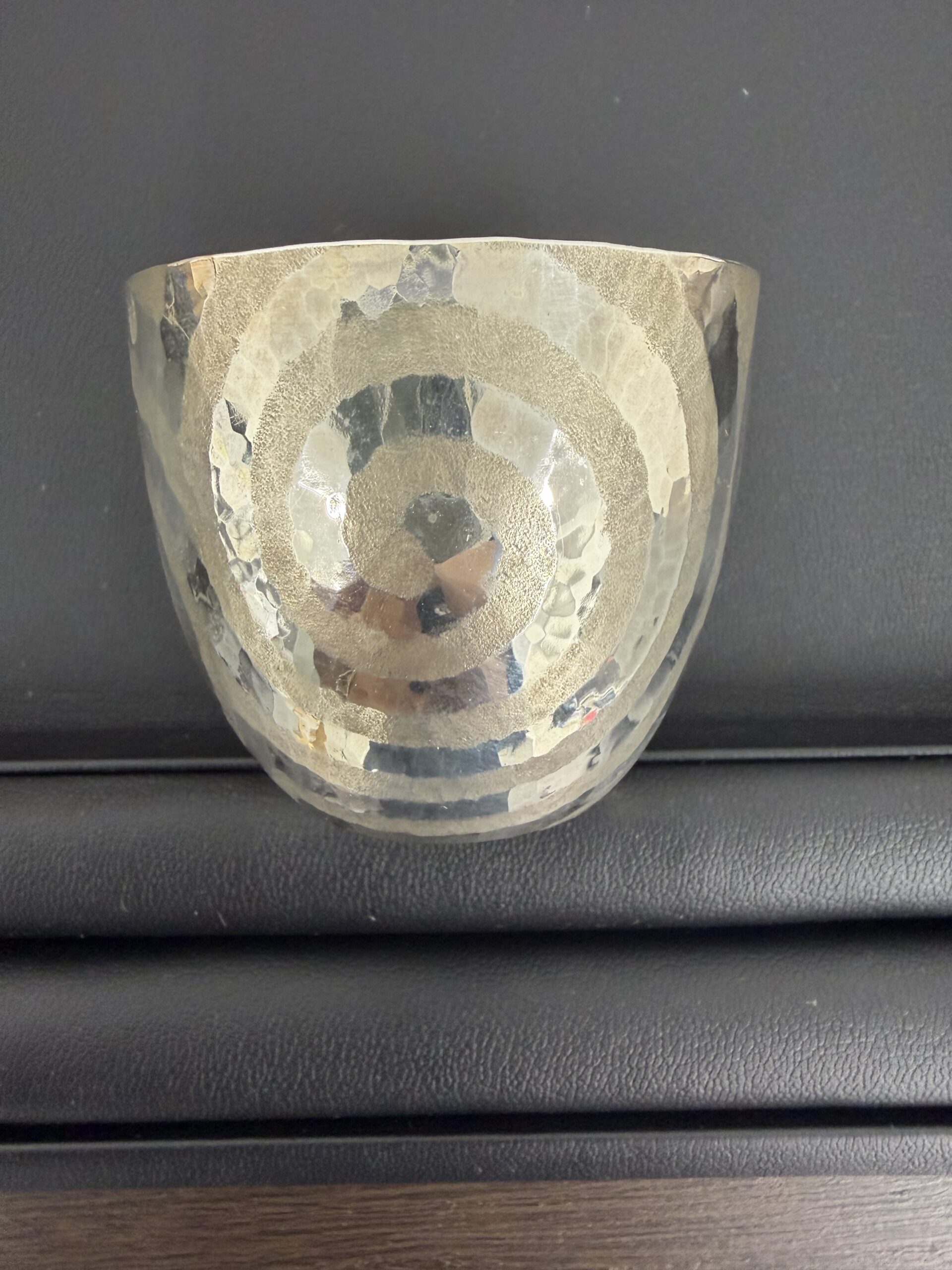 銀製ぐい呑み(槌目仕上げ)・木製絵板セット 商品画像 4
